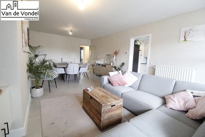 App met 2 slaapkamers te Nieuwerkerken. Strategische ligging! 