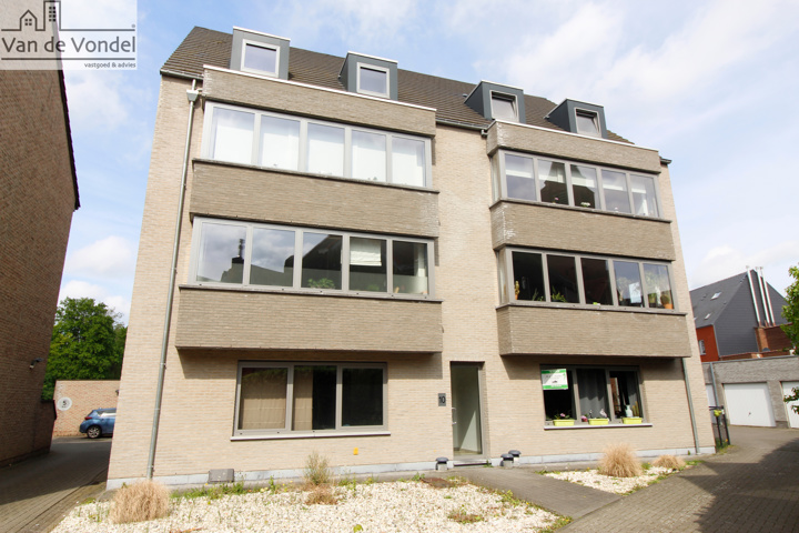 Ruim, energiezuinig én 100% instapklaar duplex appartement te Erembodegem dorp.