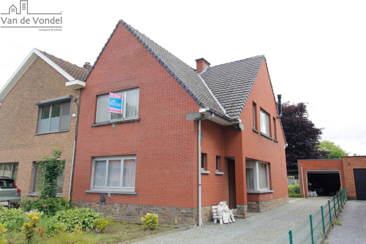 Ruime woning (HOB) met 3 slpks, tuin en garage te Erembodegem.