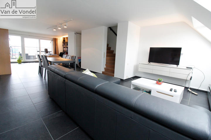 Ruim duplex-appartement (met parking) en kelder in het centrum van Aalst.