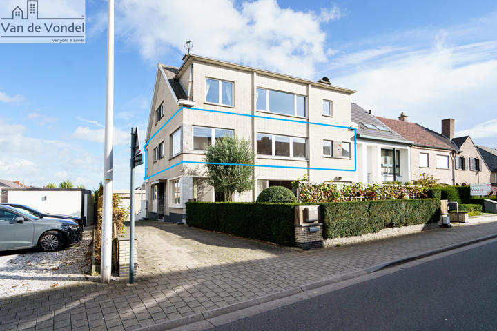 Zeer ruim appartement met 4 slpks en garage te Nieuwerkerken.