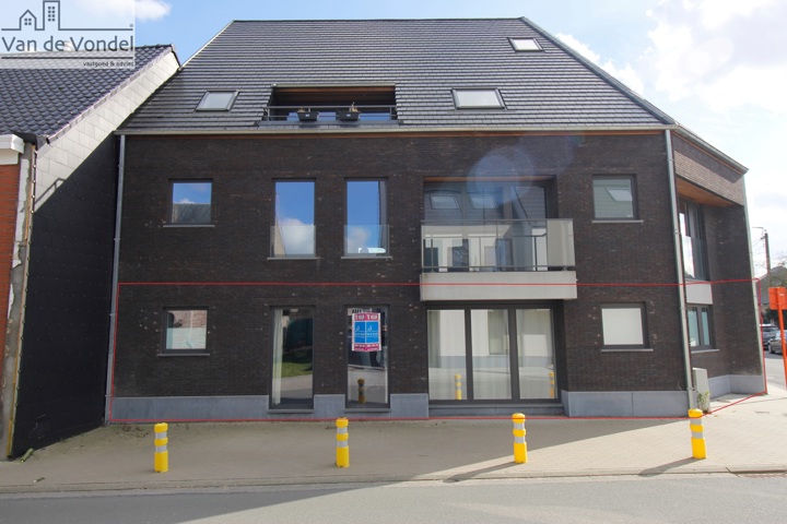 Ruim, recent appartement met 2 slaapkamers, terras, tuin en staanplaats te Haaltert.