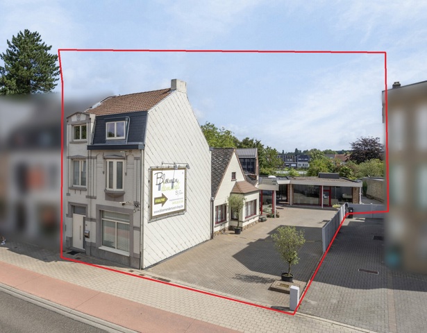 Woning met commerciële ruimte en parkings te Erembodegem.