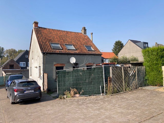 Te renoveren woning (in doodlopende straat) te Erpe Mere.
