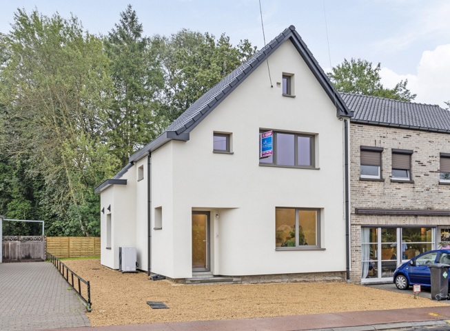 Volledig vernieuwde woning met parking te Affligem.