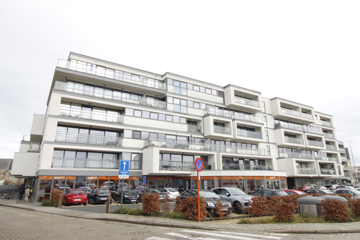 Binnenstaanplaats aan het treinstation van Denderleeuw.