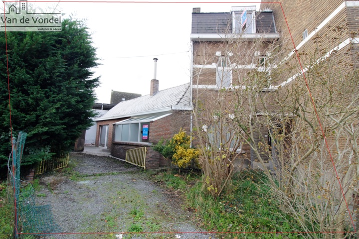 Woning (HOB) met oprit en garage te centrum Lede.