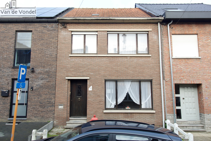 Ruime woning met tuin en garage nabij centrum Denderleeuw