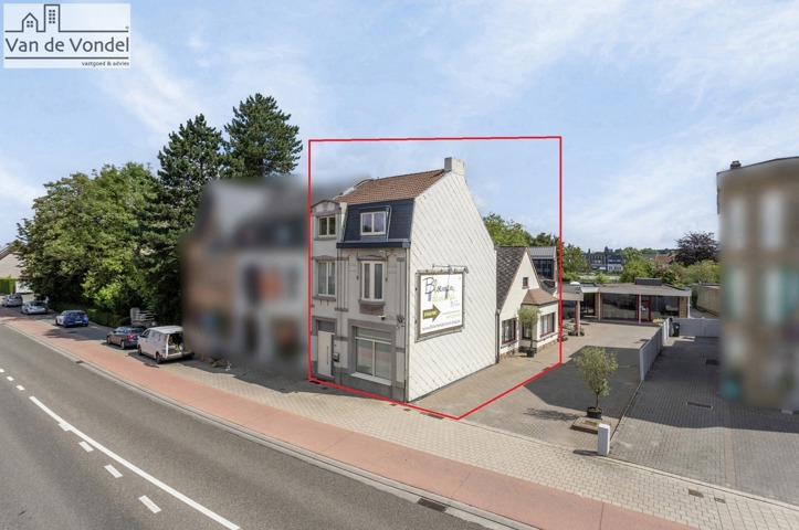 Ruim gelegen woning met twee staanplaatsen te Erembodegem! 