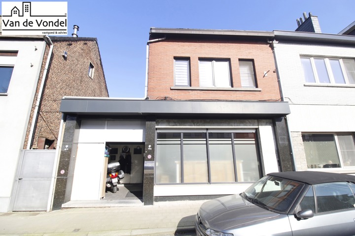 Ruime woning met grote tuin en achteruitgang te Erembodegem.