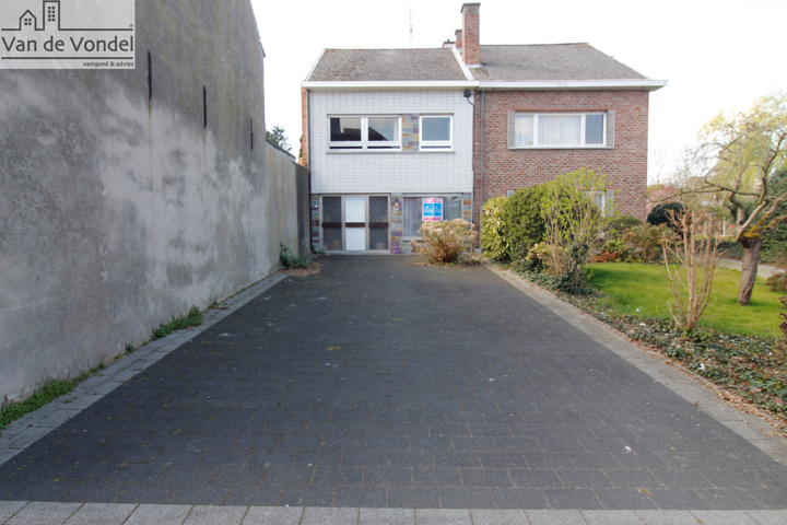 Ruime woning met grote tuin en oprit voor 4 wagens te Erembodegem.