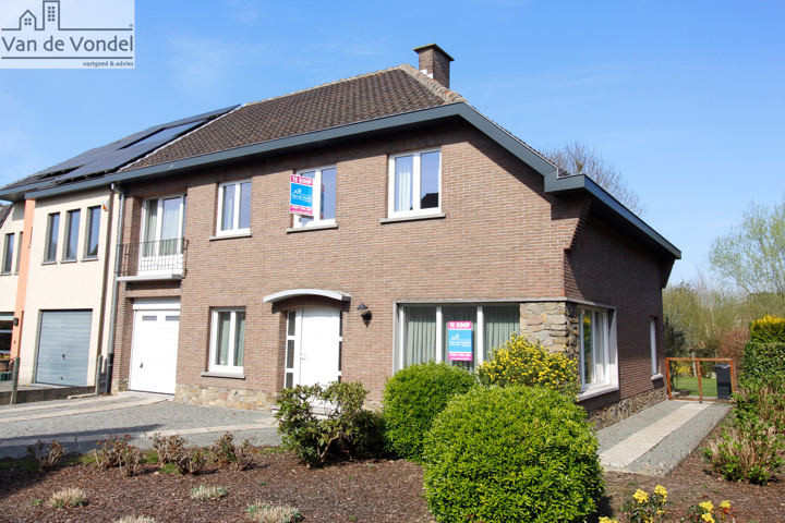 Ruime 3 gevel villa met mooie tuin en garage te Erembodegem