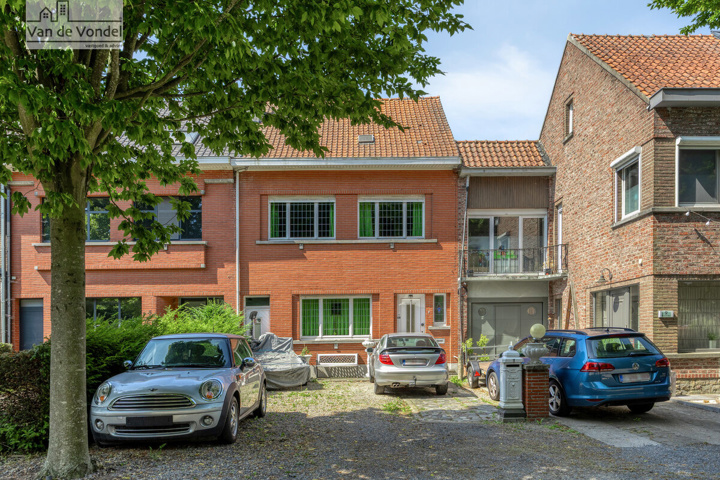 Ruime woning met oprit voor 4 wagens en tuin te Erembodegem!