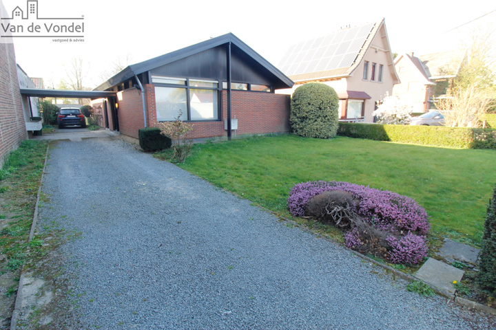 Strategisch gelegen villa (bungalow) op 16a te Erembodegem !