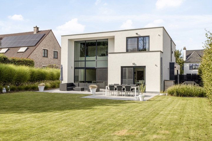 Ruime villa met 4 slp en 2 badkamers te Erembodegem dorp.