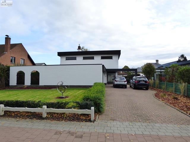 Residentiële en ruime villa met dubbele garage te Aalst.