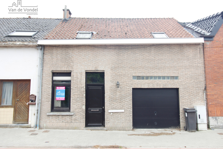 Ruime (te moderniseren) woning met garage & tuin te Erembodegem