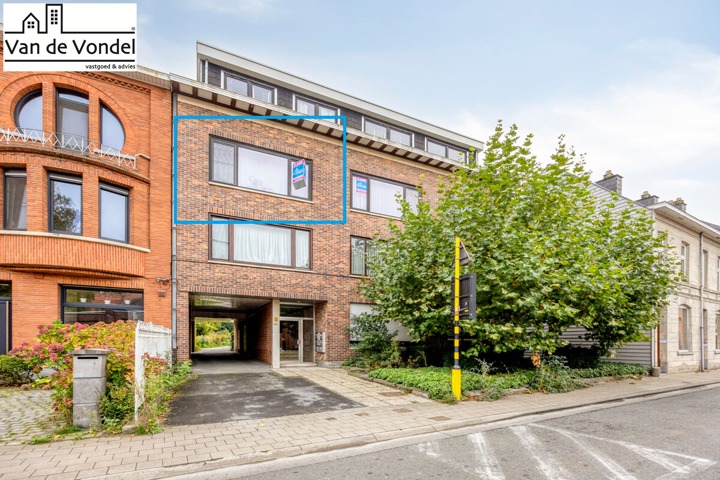 Op te frissen 2 slaapkamer appartement nabij centrum Aalst