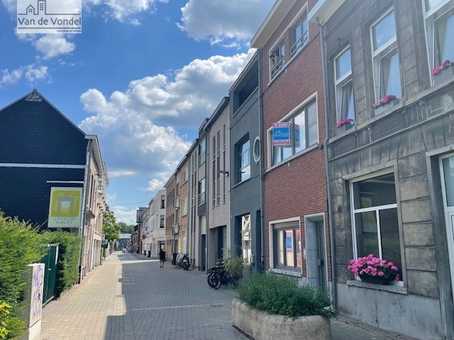 Ruime woning (3 app) gelegen te centrum Aalst !