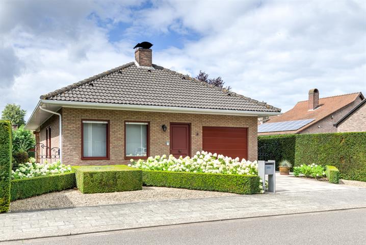 Vrijstaande laagbouwvilla met garage in doodlopende straat!