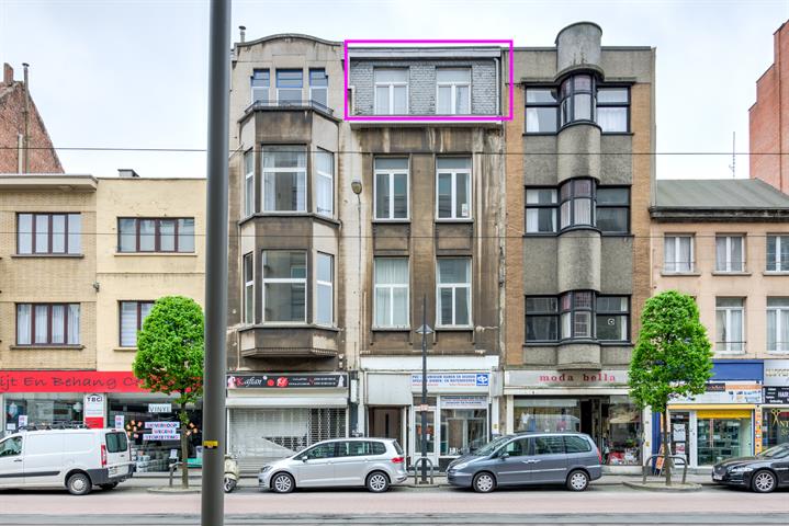 Ruim dakappertement met authentieke elementen.