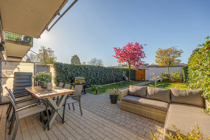 Gelijkvloersappartement met tuin en garage