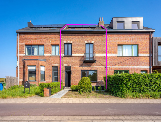 Instapklare en volledig gerenoveerde woning met 4 slaapkamers, garage en zonnige tuin