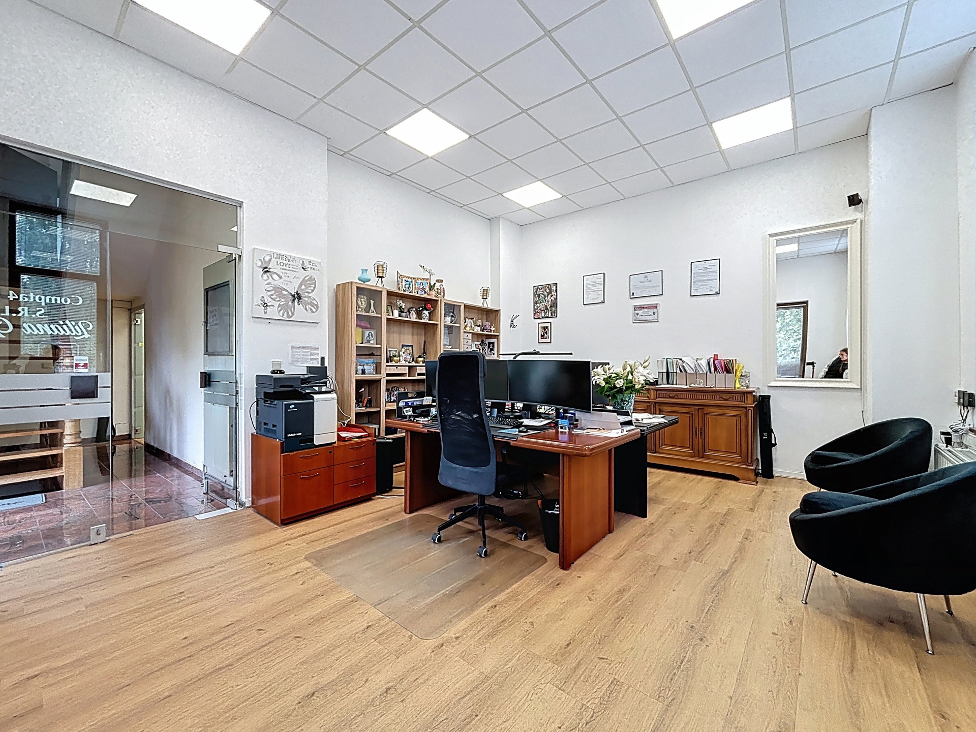 Bureau idéalement situé proche de la Place Van Meenen !