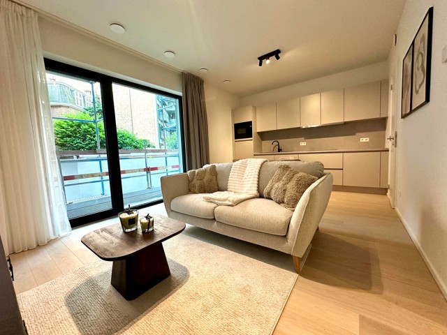 METROPOLITAN - STUDIO - A24