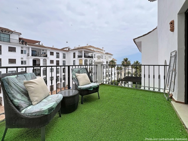 Magnifique appartement au Port de la Duquesa avec des vues splendides sur le port et la mer