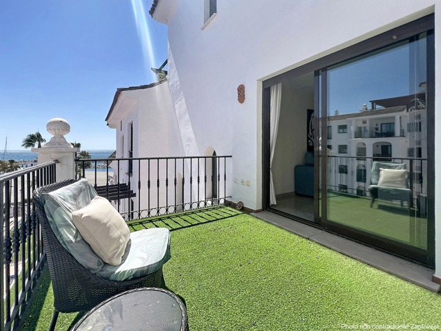 Magnifique appartement au Port de la Duquesa avec des vues splendides sur le port et la mer