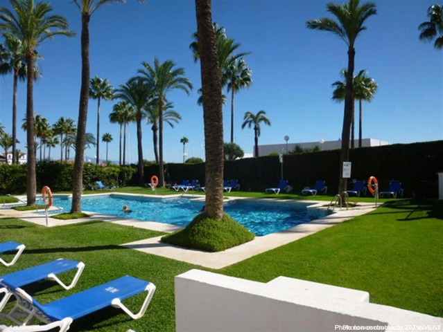 Magnifique appartement au Port de la Duquesa avec des vues splendides sur le port et la mer