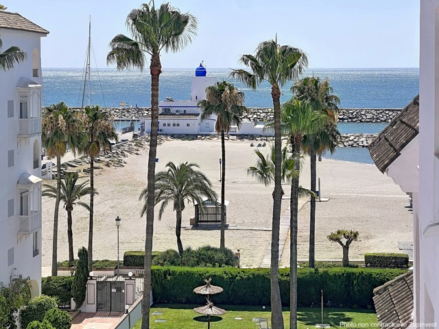Magnifique appartement au Port de la Duquesa avec des vues splendides sur le port et la mer